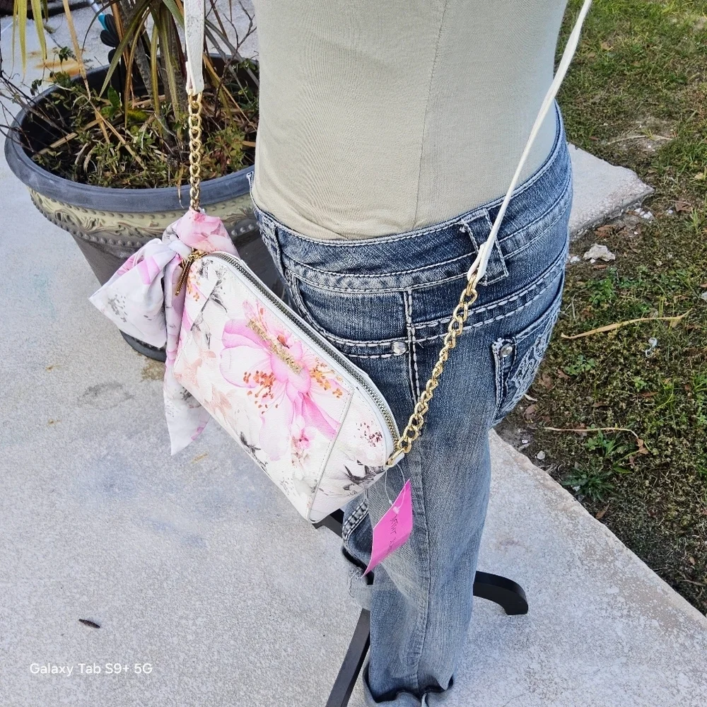 BETSEY JOHNSON WHITE/MULTICOLOR FLORAL BETSEY JOHNSON CROSSBODY w/ SCARF